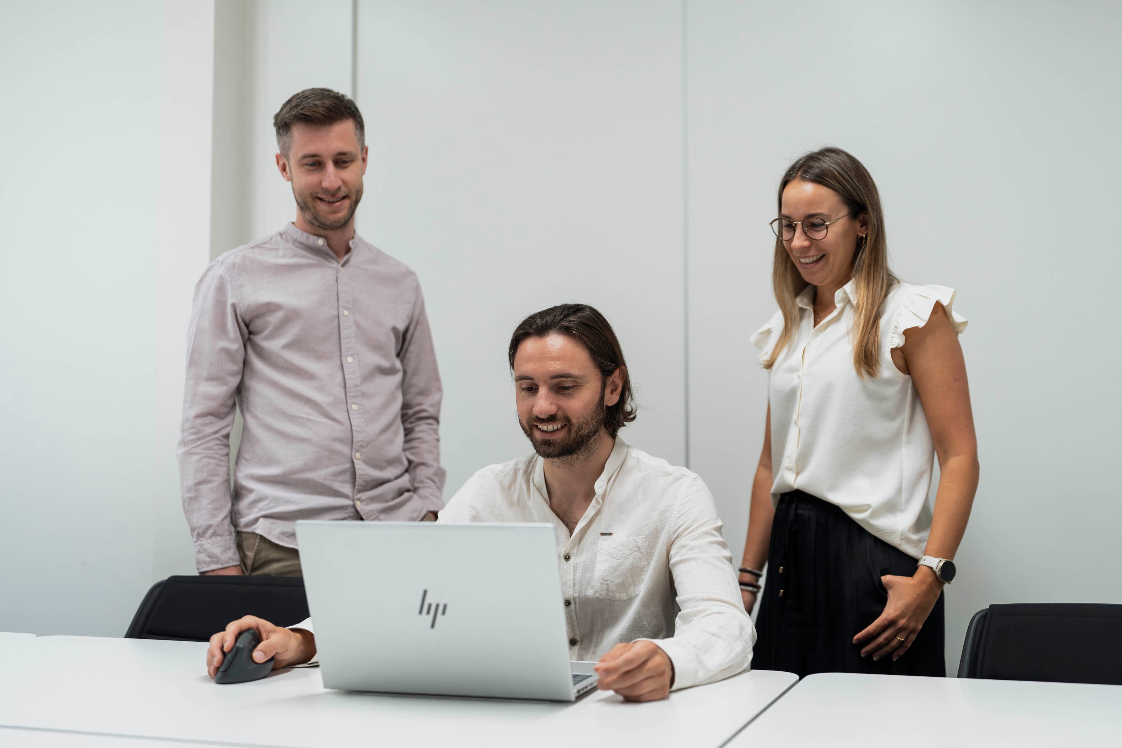 Studierende arbeiten gemeinsam an einem Laptop